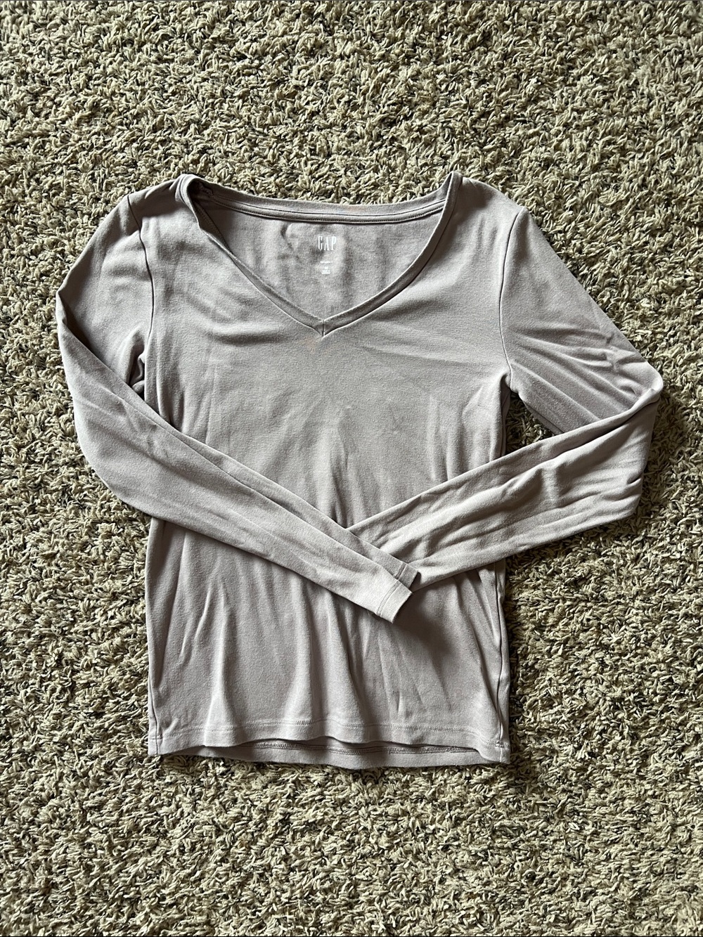 GAP Women's V-Neck Long Sleeve Top in Light Taupe